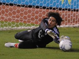 Guillermo Ochoa enfrentará a lo largo de la campaña a elementos ofensivos como el colombiano Radamel Falcao. ARCHIVO /