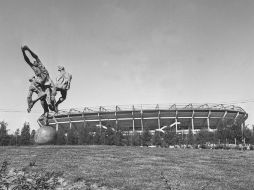 Pasado. Así lucía el Estadio Jalisco en 1973, ahora a sus alrededores hay comercios y viviendas. ESPECIAL /