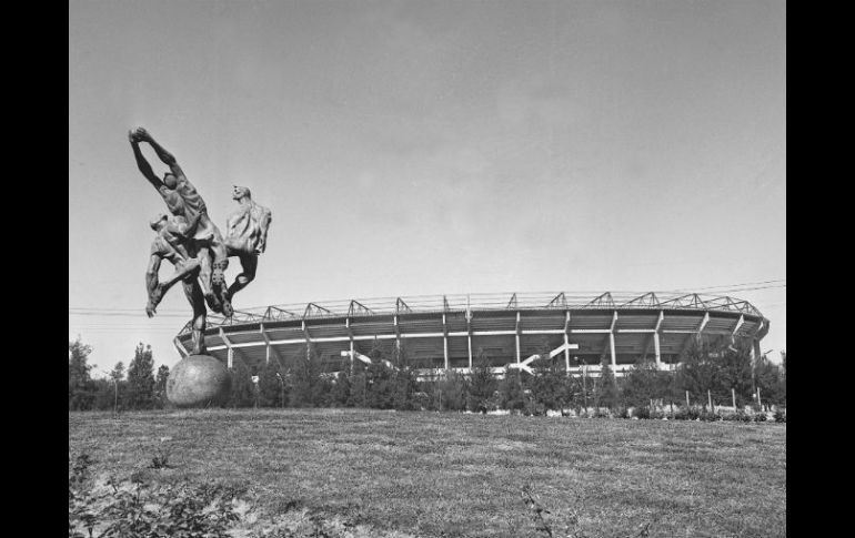 Pasado. Así lucía el Estadio Jalisco en 1973, ahora a sus alrededores hay comercios y viviendas. ESPECIAL /