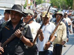 Los grupos de autodefensa de Guerrero no dejarán las armas; buscan dialogar con los tres niveles de gobierno. ARCHIVO /