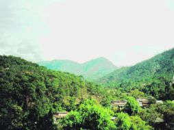 El pueblo de Cuale acurrucado entre los cerros de la Cumbre Blanca, en donde nacen las aguas del río que llega a Puerto Vallarta. ESPECIAL /