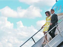 Michell y Barack Obama llegan a una convención de veteranos discapacitados en Florida, previo a su partida a Massachusetts. AP /