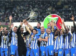 Reyes y Herrera (dentro del círculo verde con rojo, en la imagen) festejan con sus compañeros el primer título en Europa. AFP /