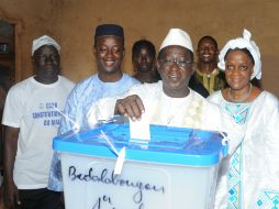 Cissé, que no parte como favorito, fue el primero de los dos contrincantes en ejercer su voto. AFP /