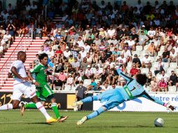 El guardameta tapatío tuvo poco trabajo pero no pudo evitar la caída de su equipo. AFP /