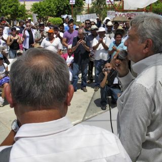 Defensa del petróleo será pacífica: López Obrador