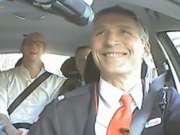 El auto era conducido por el mismo Jens Stoltenberg y tenía cámaras para grabar las reacciones de los ciudadanos. ESPECIAL /