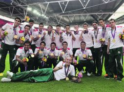 Los jugadores muestran su medalla de oro; salvo contadas excepciones, la mayoría de ellos han vivido momentos difíciles después. ESPECIAL /