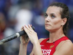 Yelena Isinbayeva se prepara para saltar, en las rondas clasificatorias del Mundial en Moscú. EFE /