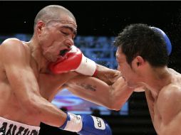 El boxeador nacional (i) no puede arrebatar el título a Yaegashi. AFP /