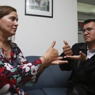 Ingeniero colombiano crea traductor de lenguaje de señas para sordos