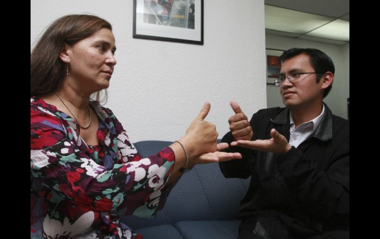 Leal asegura que esta es una herramienta para que un oyente la utilice para tratar de incluir a una persona sorda. ARCHIVO /