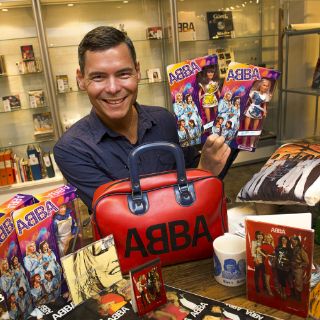 Subastan más de dos mil 500 artículos del grupo ABBA