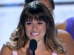 Lea Michele recibe el Teen Choice Award otorgado a ''Glee'' durante la pasada premuiación. AP /