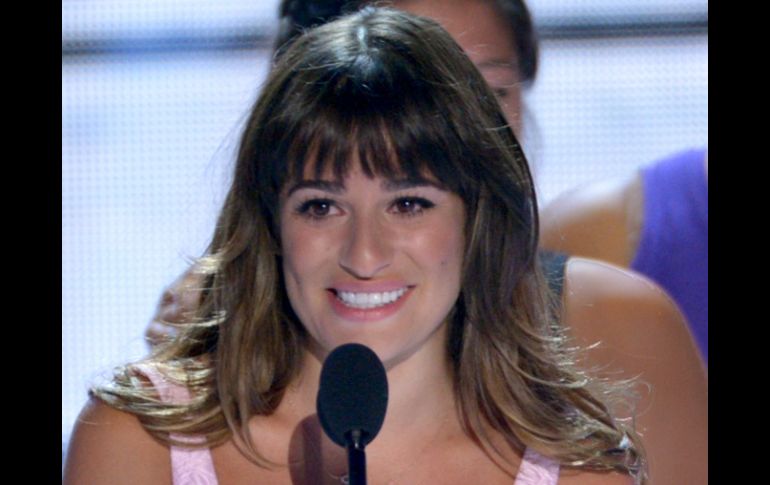 Lea Michele recibe el Teen Choice Award otorgado a ''Glee'' durante la pasada premuiación. AP /