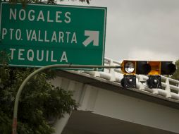 Cuando un semáforo esté apagado o en destello, el alto total debe hacerse sin importar la preferencia sobre la avenida.  /