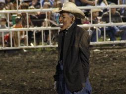 El payaso de rodeo vestía con botas, pantalón de mezclilla, un saco de vestir, tejana y la máscara del mandatario. AP /