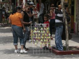 Los vendedores ambulantes ofrecen pulseras, lentes ''para leer'', rusas de refresco, papas y hasta perfumes.  /