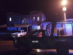 Un despliegue policíaco se estableció en las inmediaciones de la casa donde ocurrió el ataque. EFE /