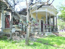Casa Castiello. El deterioro de la finca ubicada en Av. Vallarta 1168 provocó un colapso en el muro frontal izquierdo. EL INFORMADOR /