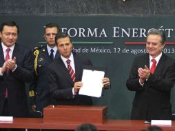 Enrique Peña Nieto muestra la iniciativa de reforma energética. NTX /