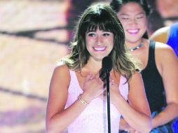 Lea Michele subió al escenario con el elenco de ''Glee'' para recibir el premio a Mejor actriz y Mejor serie. AFP /