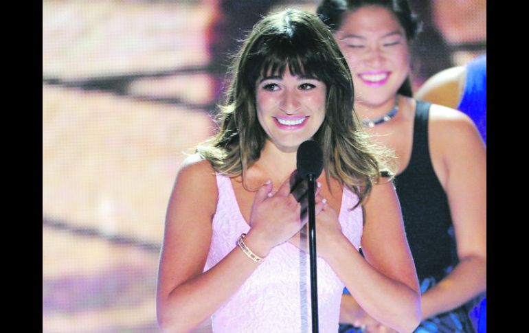 Lea Michele subió al escenario con el elenco de ''Glee'' para recibir el premio a Mejor actriz y Mejor serie. AFP /