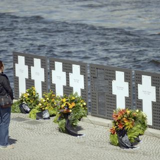 Recuerdan a víctimas del muro de Berlín a 52 años de su construcción