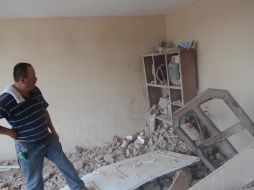 Un hombre observa los daños en su hogar luego de la explosión provocada por pólvora y cohetes ilegales. SUN /