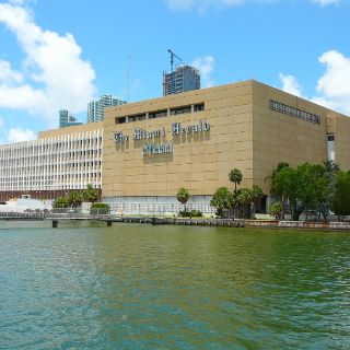 La demolición del edificio del diario The Miami Herald comienza
