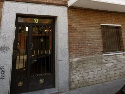 Entrada del domicilio, en el barrio madrileño de Carabanchel, donde la pasada madrugada se perpetraron los hechos. EFE /