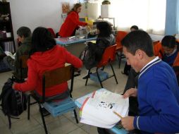 Los zurdos se acomodan diferente para realizar actividades tan cotidianas como escribir. ARCHIVO /