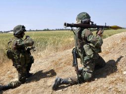 Soldados sirios tomando posiciones durante una patrulla en la provincia de Daraa. ARCHIVO /