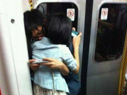 El enajenarse en el celular se le conoce como ''phubbing'', que se deriva de la palabra en inglés ''snubbing'', es decir ''ignorar''. ESPECIAL /