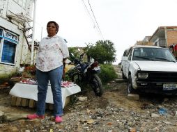 María dice que debe comprar mangueras de tres centímetros de grosor para tener agua de una toma que está a 200 metros de su casa.  /