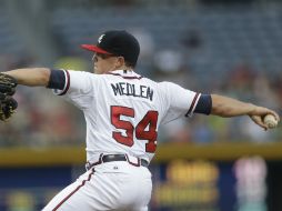 Kris Medlen llegó a 10 victorias en la temporada al ganar los Bravos a los Filis. AP /
