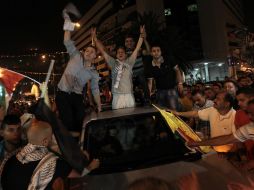 Uno de los ex carcelados es recibido por familiares y amigos en Cisjordania. EFE /