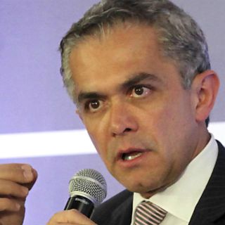Mancera entrega al Pacto propuesta de reforma política para el DF