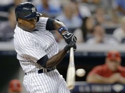 Alfonso Soriano tuvo una noche soñada. Aquí conectando su primer cuadrangular de la noche. AP /