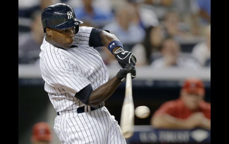 Alfonso Soriano tuvo una noche soñada. Aquí conectando su primer cuadrangular de la noche. AP /