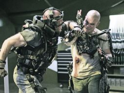 Matt Damon (derecha) interpreta a un prisionero condenado a muerte que debe luchar de todas las formas posibles para llegar a 'Elysium'  /