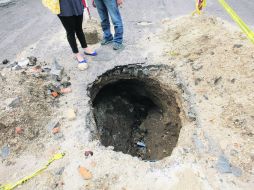 El SIAPA mandó empleados, pero no regresaron. Los vecinos dicen que tienen que respirar el olor a drenaje que sale del agujero. EL INFORMADOR /