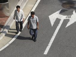 Varios trabajadores que caminan por el complejo industrial de Kaesong. ARCHIVO /
