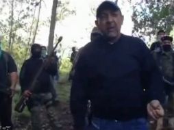 Flanqueado por varios hombres encapuchados que portan armas de grueso calibre, ''La Tuta'' aparece en un nuevo video. ESPECIAL /