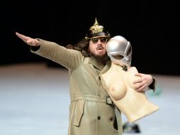 Meese mostró por dos veces el saludo hitleriano, lo que está tipificado como delito en el Código Penal alemán. AFP /