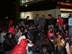 Los jóvenes pasaron la noche en la explanada principal de la máxima casa de estudios. NTX /