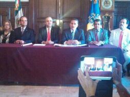 Arturo Zamora y el presidente del Colegio de Notarios, Juan Carlos Vázquez, presentan mes del testamento.  /