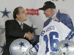 Jerry Jones (i) es el dueño de la franquicia y ha sido muy criticado por sus fanáticos. AP /