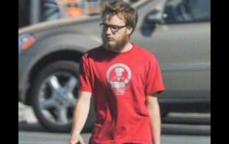 Angus T. Jones está haciendo todo lo posible por dejar atrás a ''Jake'', papel que interpretó durante una década. ESPECIAL /