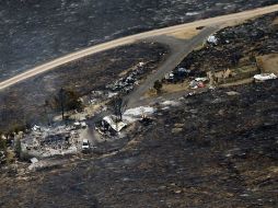 Vista de las casas que han sido arrasadas por las llamas de un incendio forestal en EU. AP /